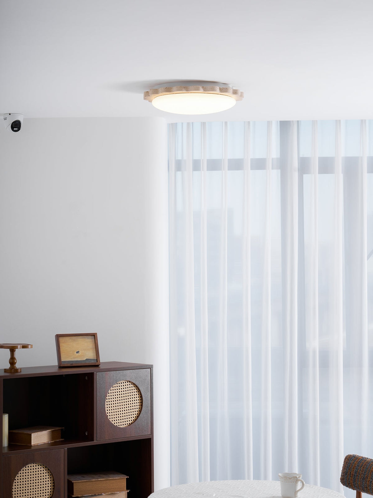Crestwood plafondlamp in geel travertin met gebogen rand