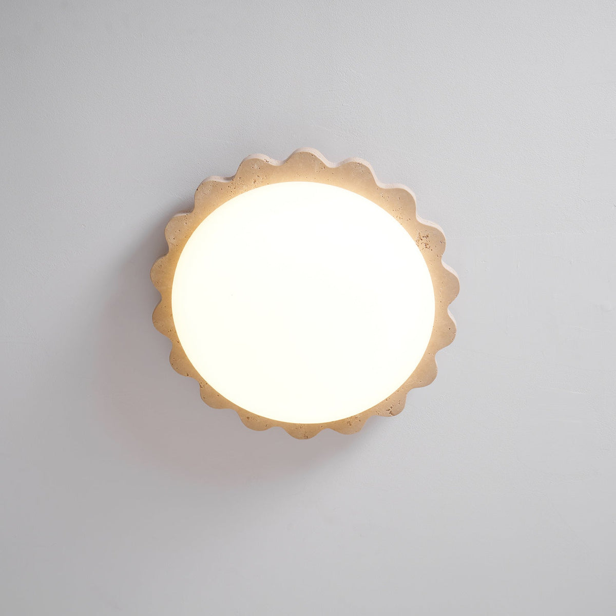Crestwood plafondlamp in geel travertin met gebogen rand