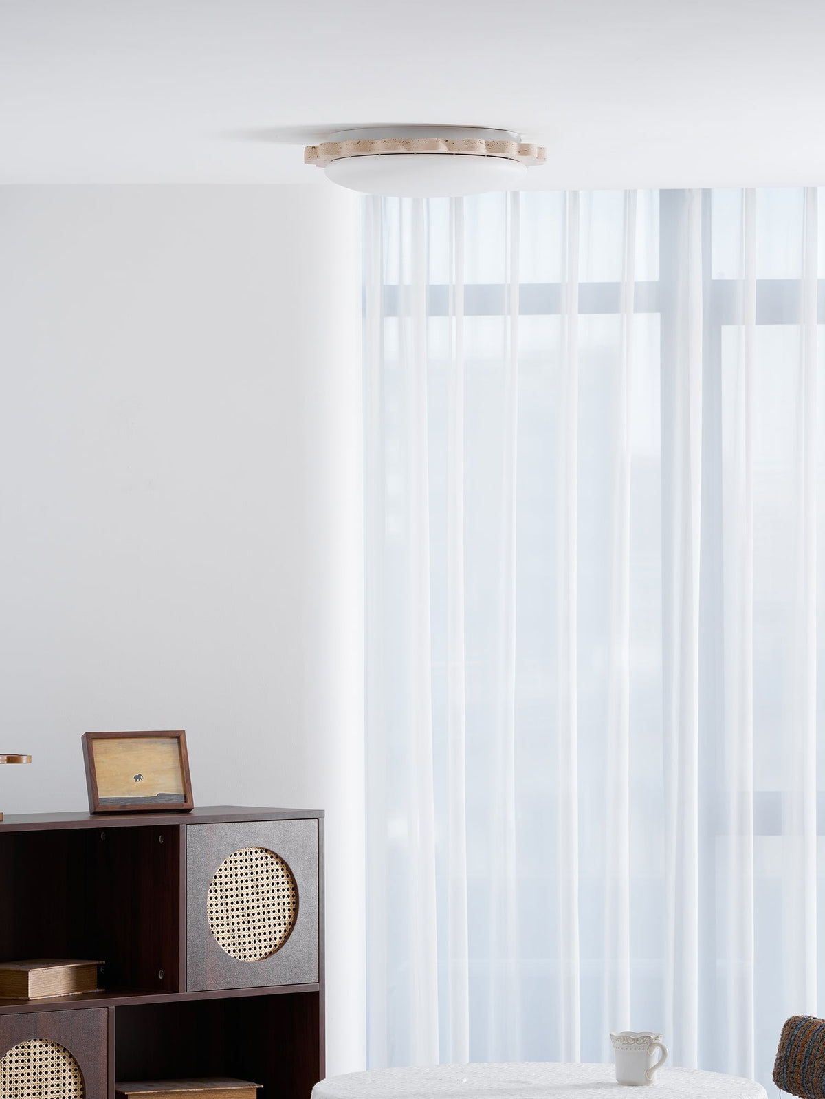 Crestwood plafondlamp in geel travertin met gebogen rand
