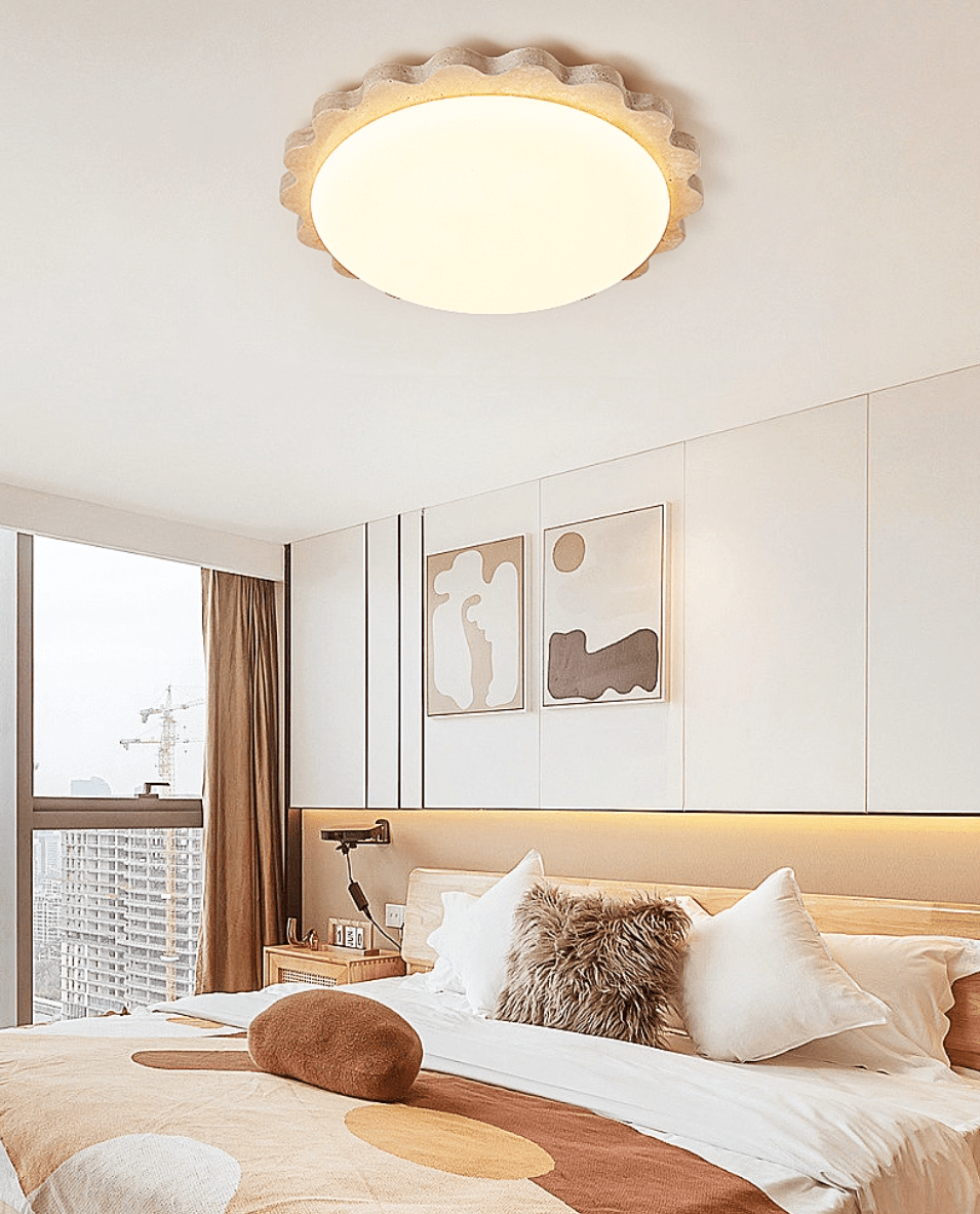 Crestwood plafondlamp in geel travertin met gebogen rand