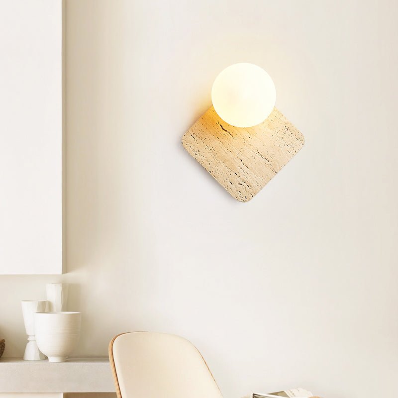 Pia wandlamp met bolvormige kap van walnoothout