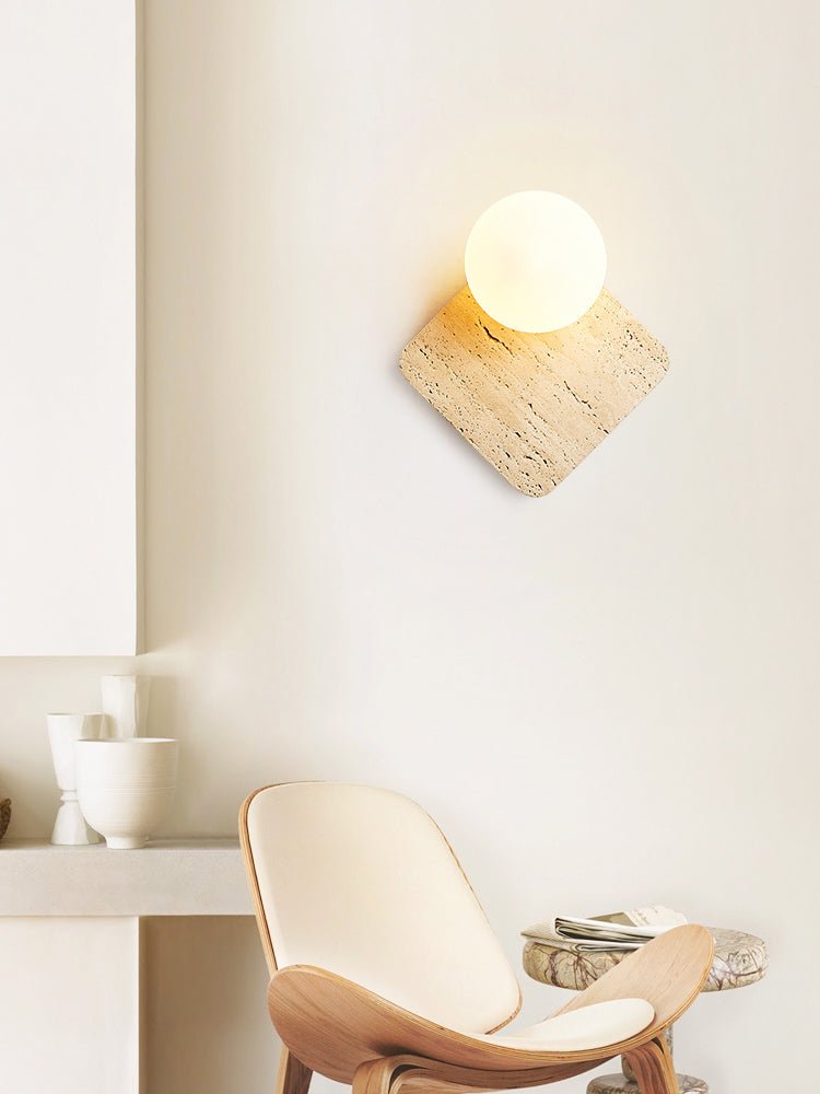 Pia wandlamp met bolvormige kap van walnoothout