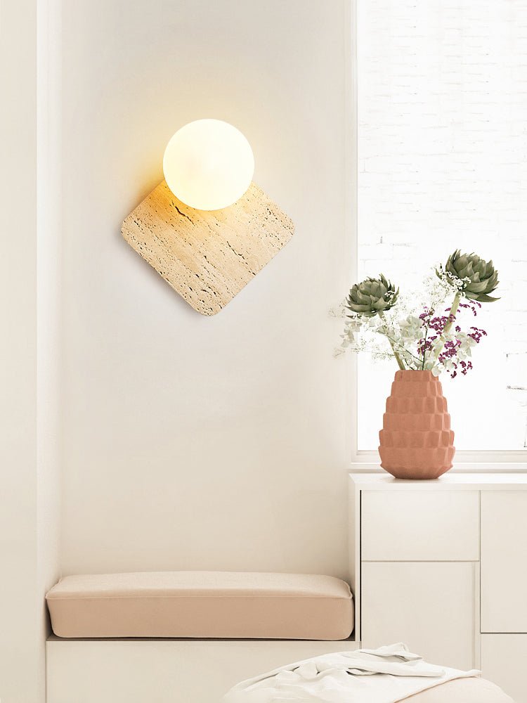 Pia wandlamp met bolvormige kap van walnoothout