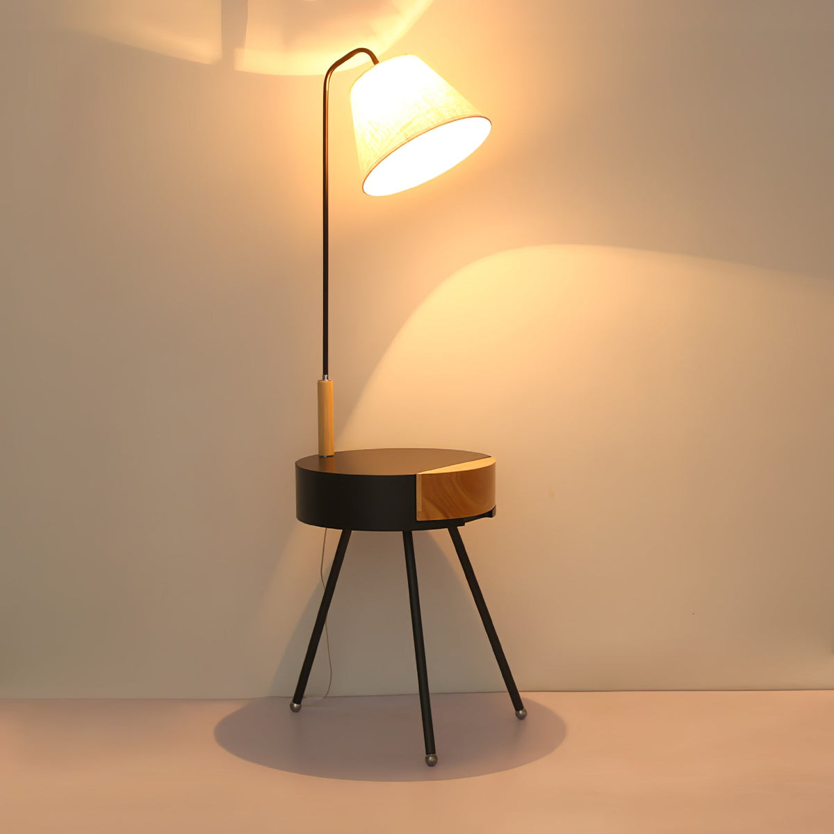 Lumo driepoot vloerlamp van linnen