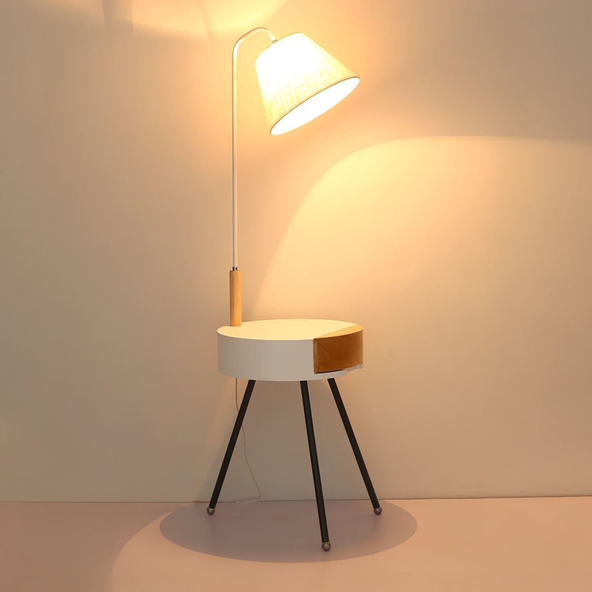 Lumo driepoot vloerlamp van linnen
