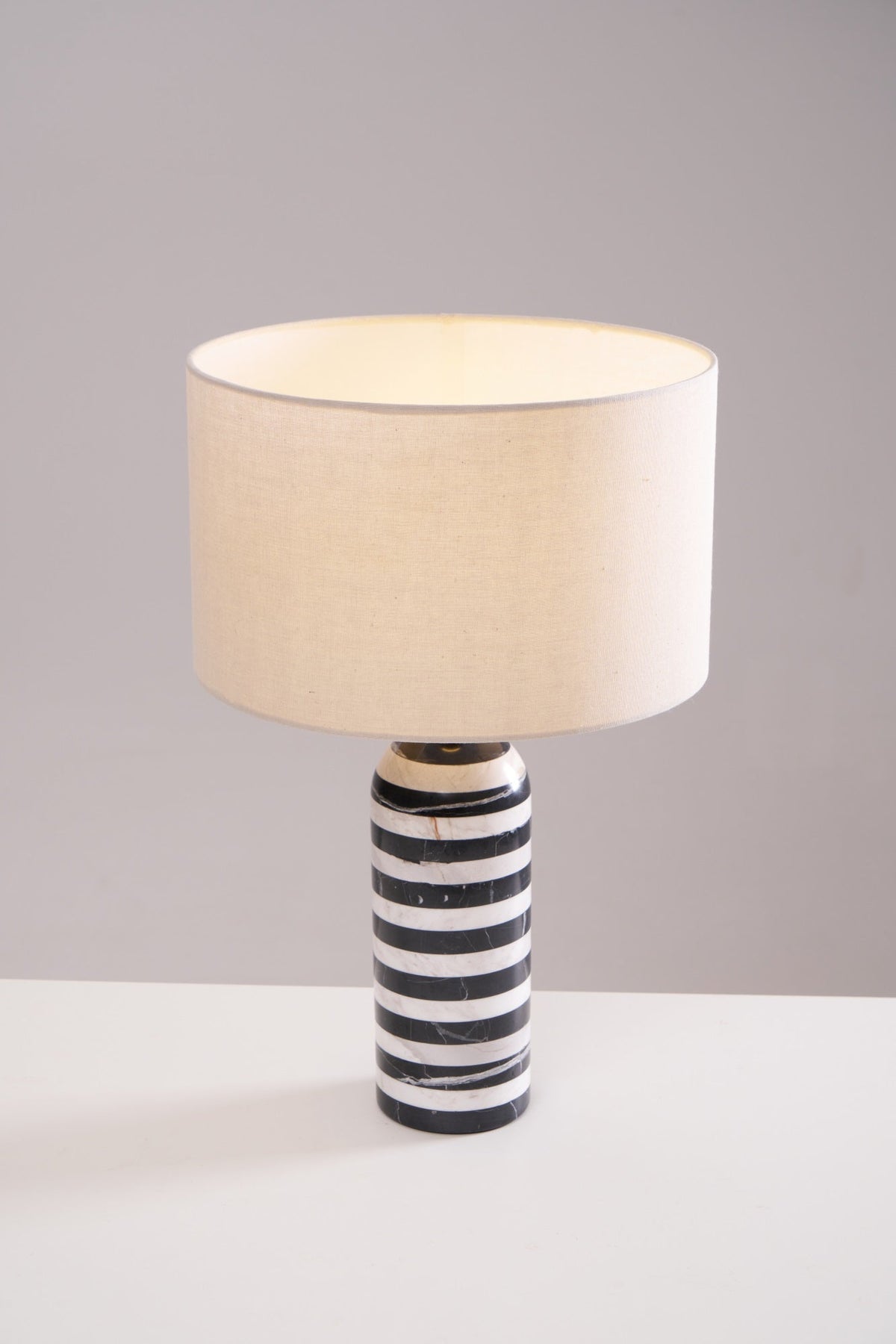 Avery moderne tafellamp