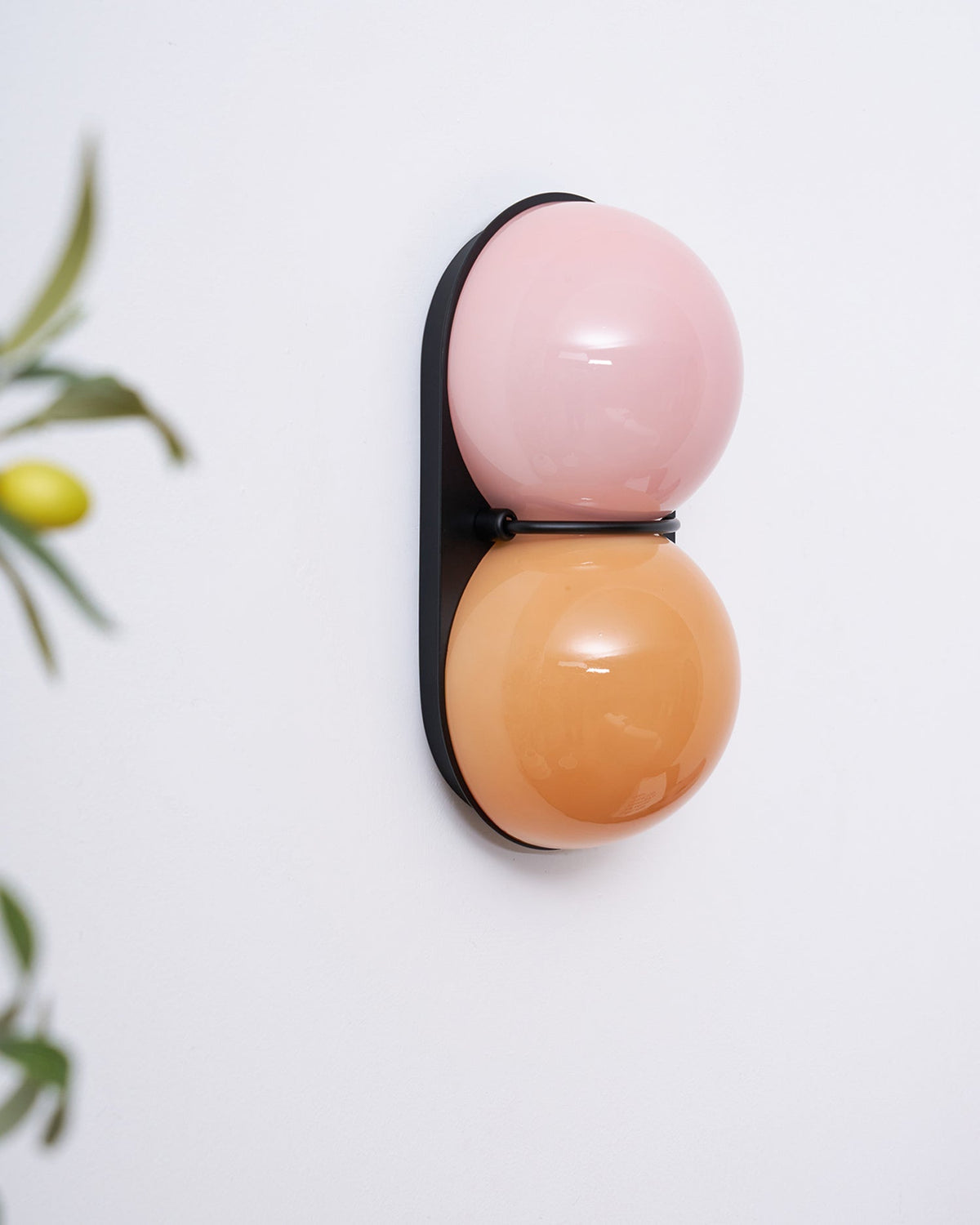 Two bollen wandlamp van glas