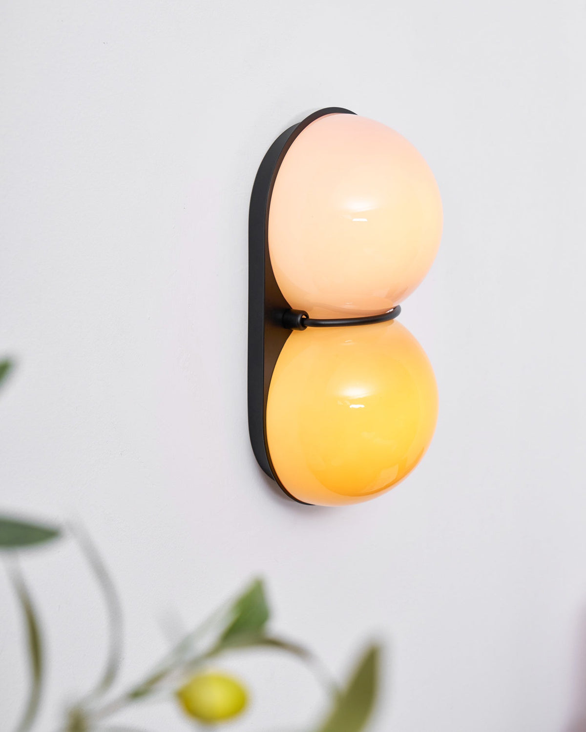Two bollen wandlamp van glas