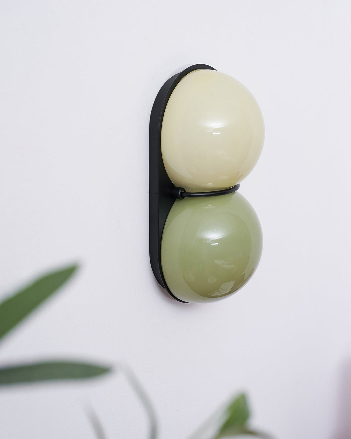 Two bollen wandlamp van glas