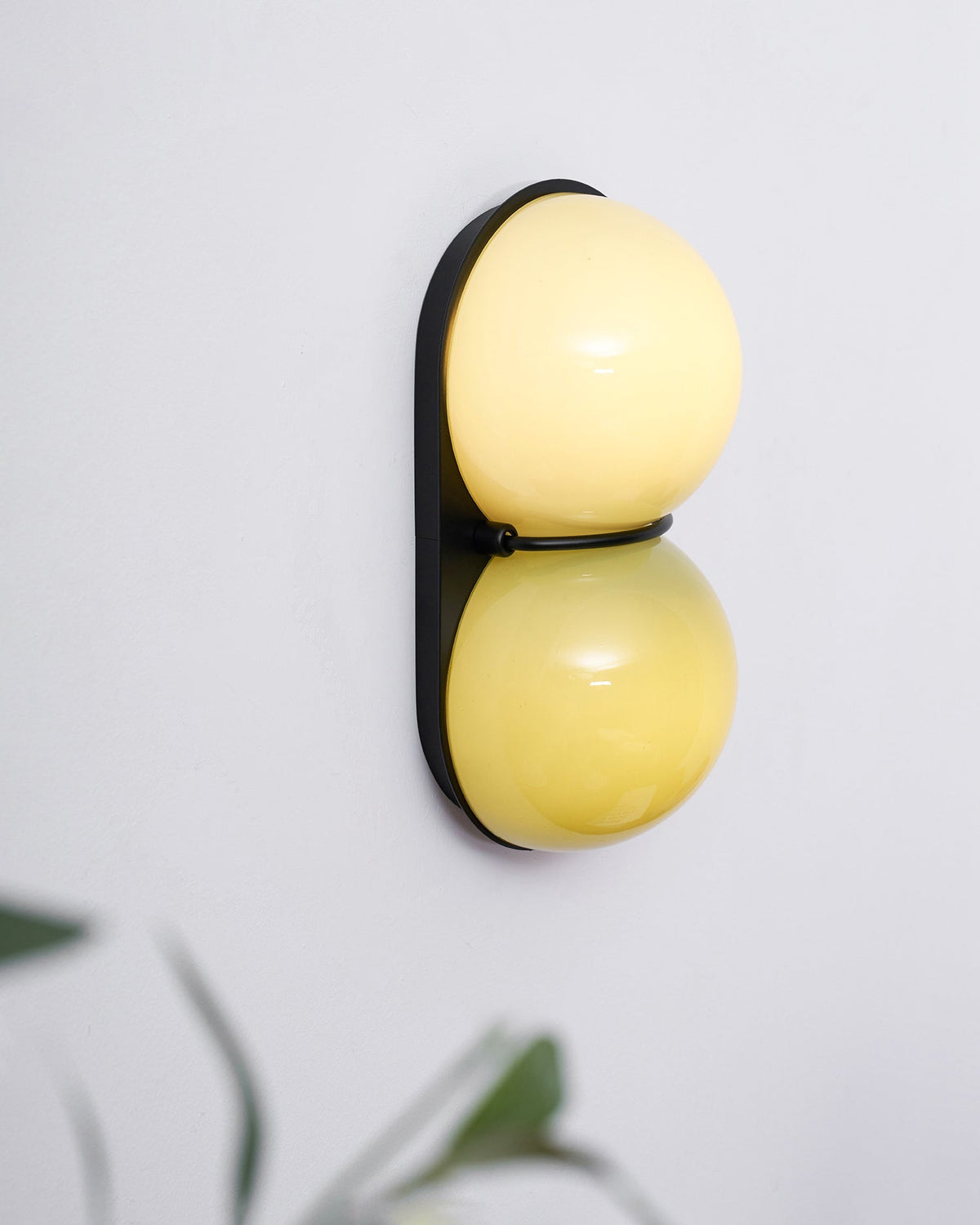Two bollen wandlamp van glas