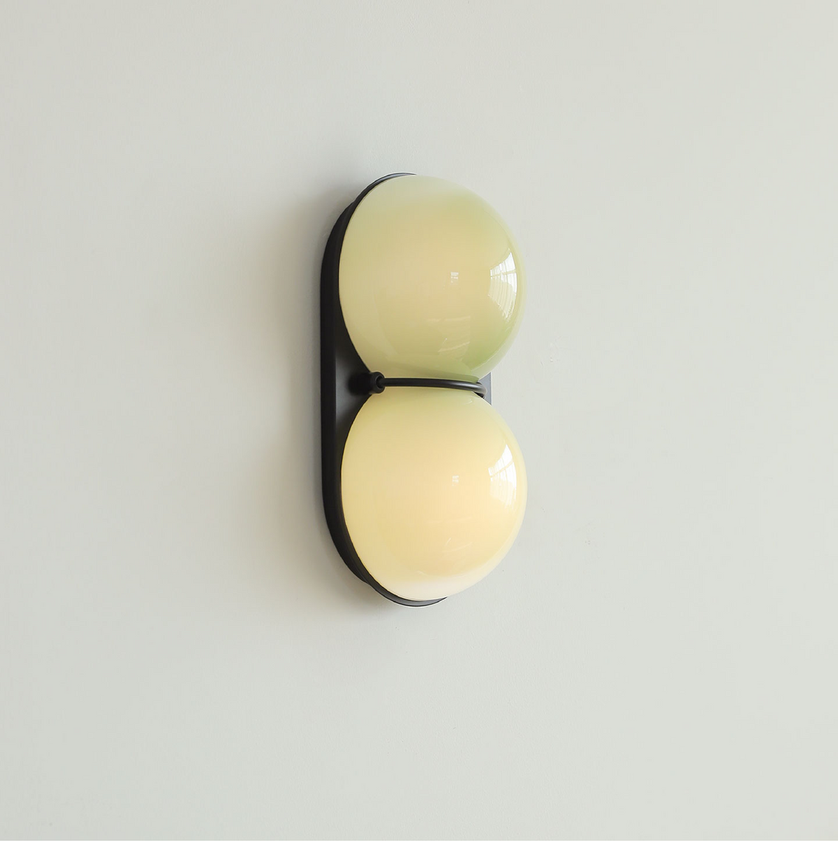 Two bollen wandlamp van glas