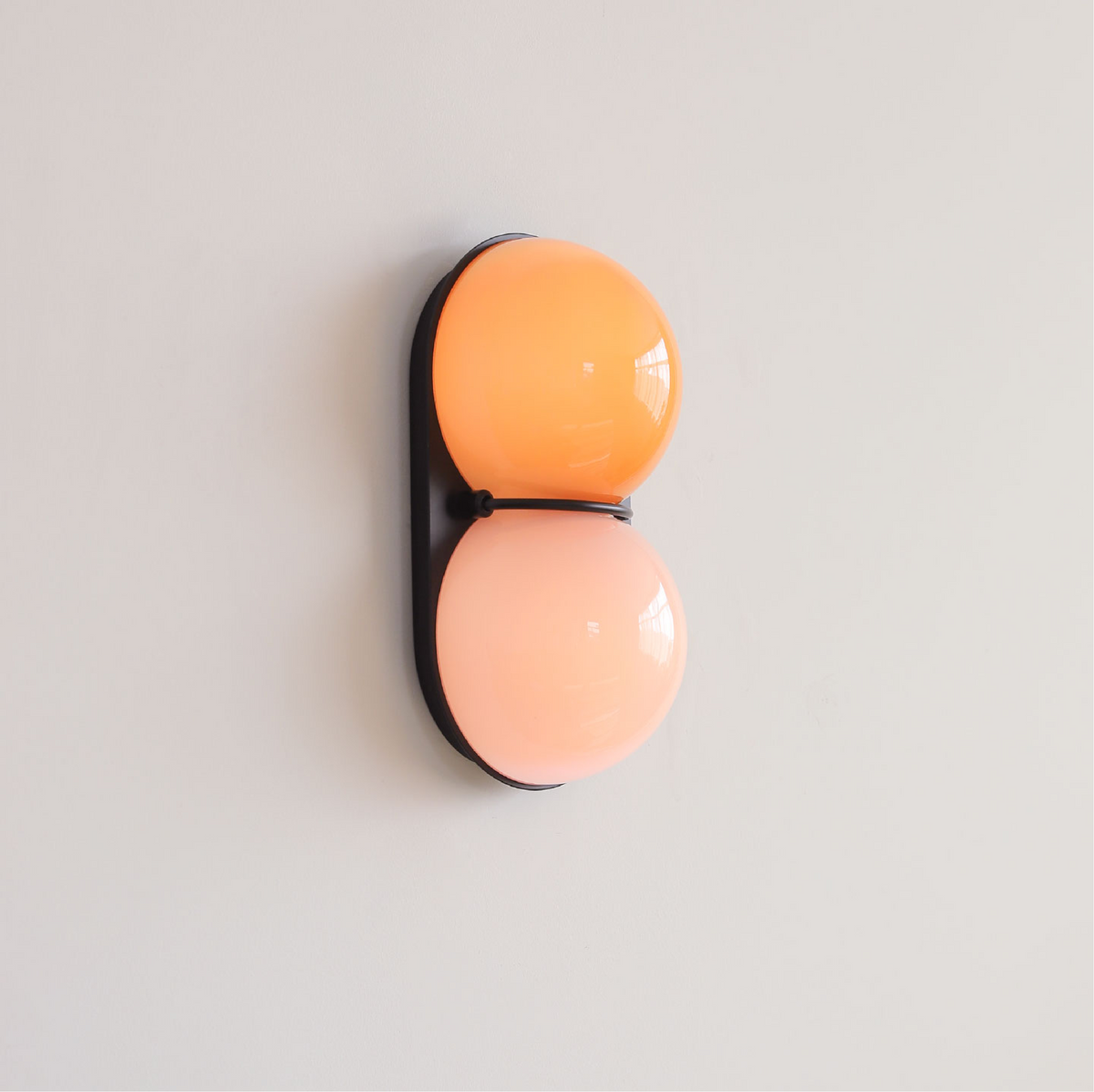 Two bollen wandlamp van glas