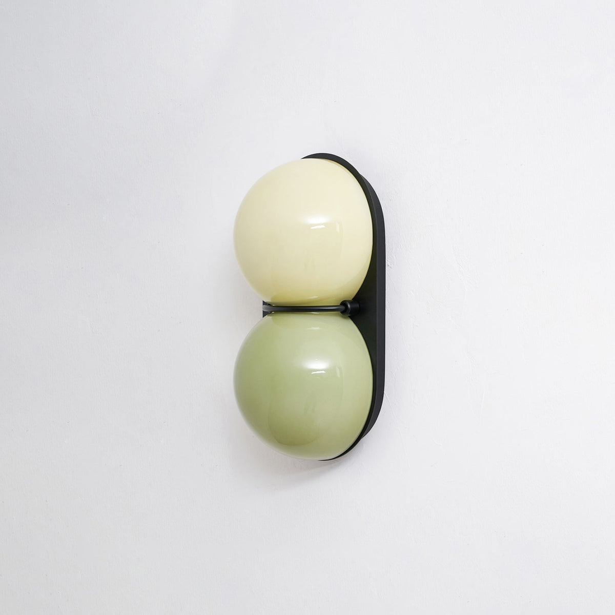 Two bollen wandlamp van glas