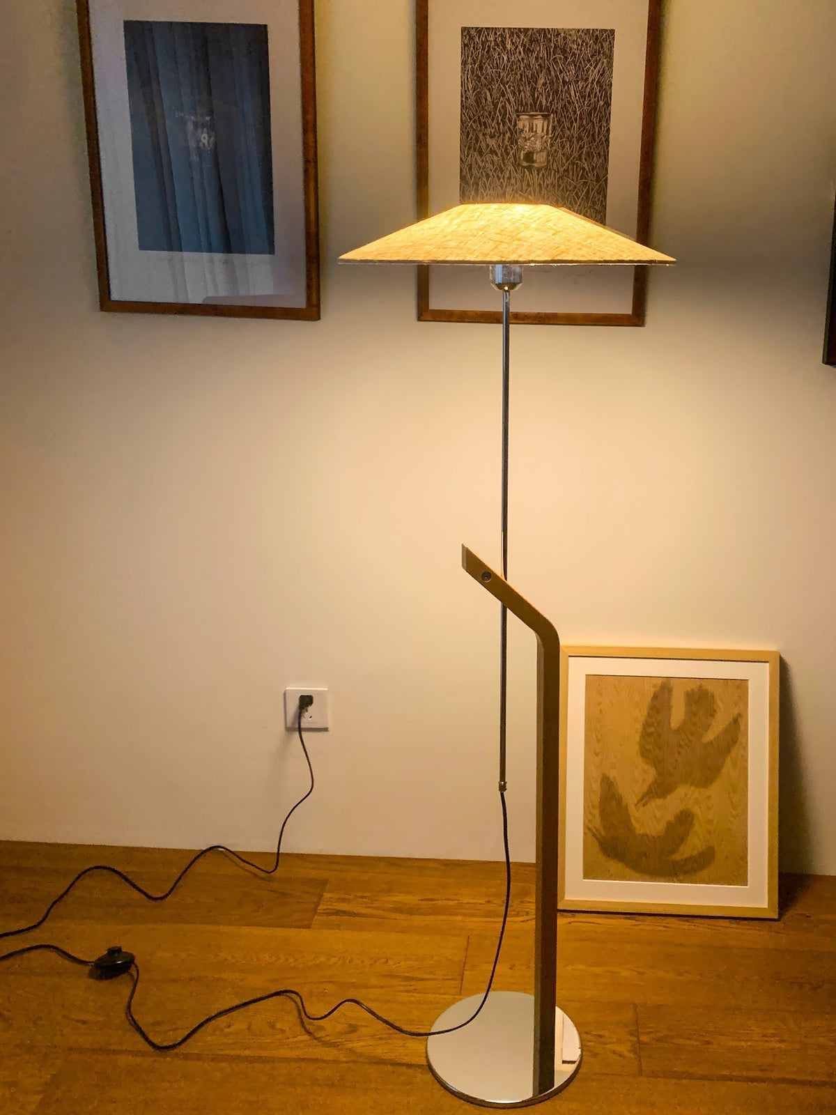 Lumorine Moderne vloerlamp met parapluhoofd in walnootkleur