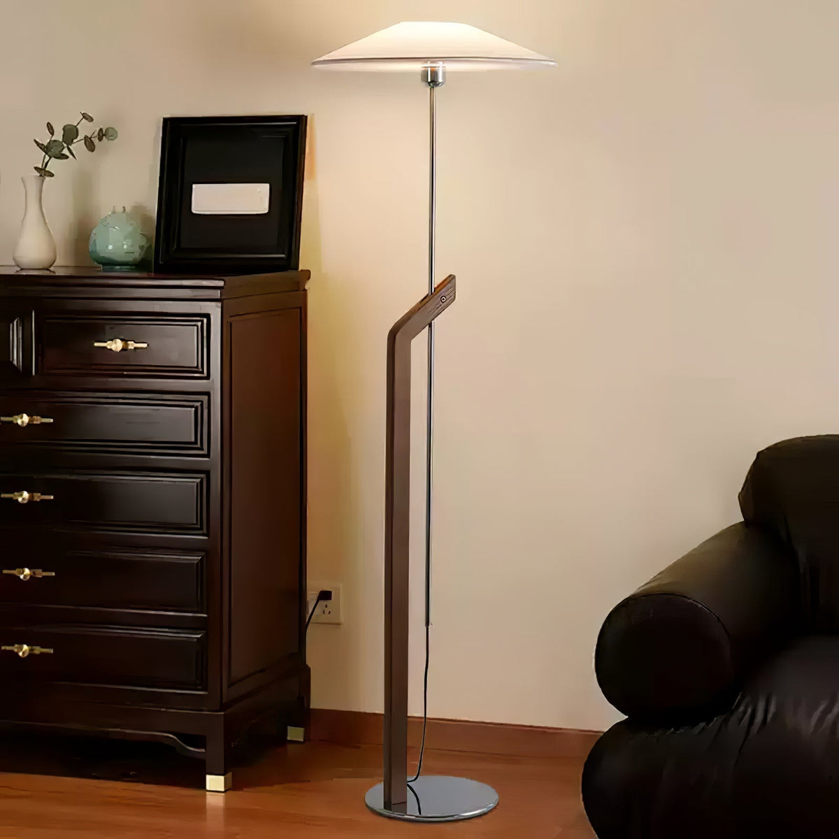 Lumorine Moderne vloerlamp met parapluhoofd in walnootkleur