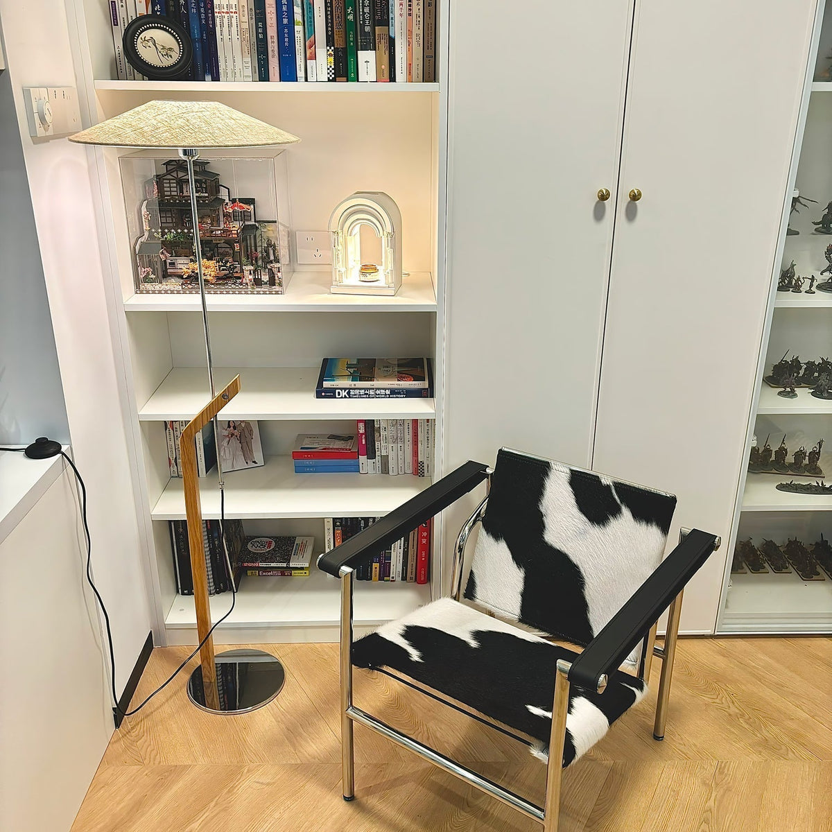 Lumorine Moderne vloerlamp met parapluhoofd in walnootkleur