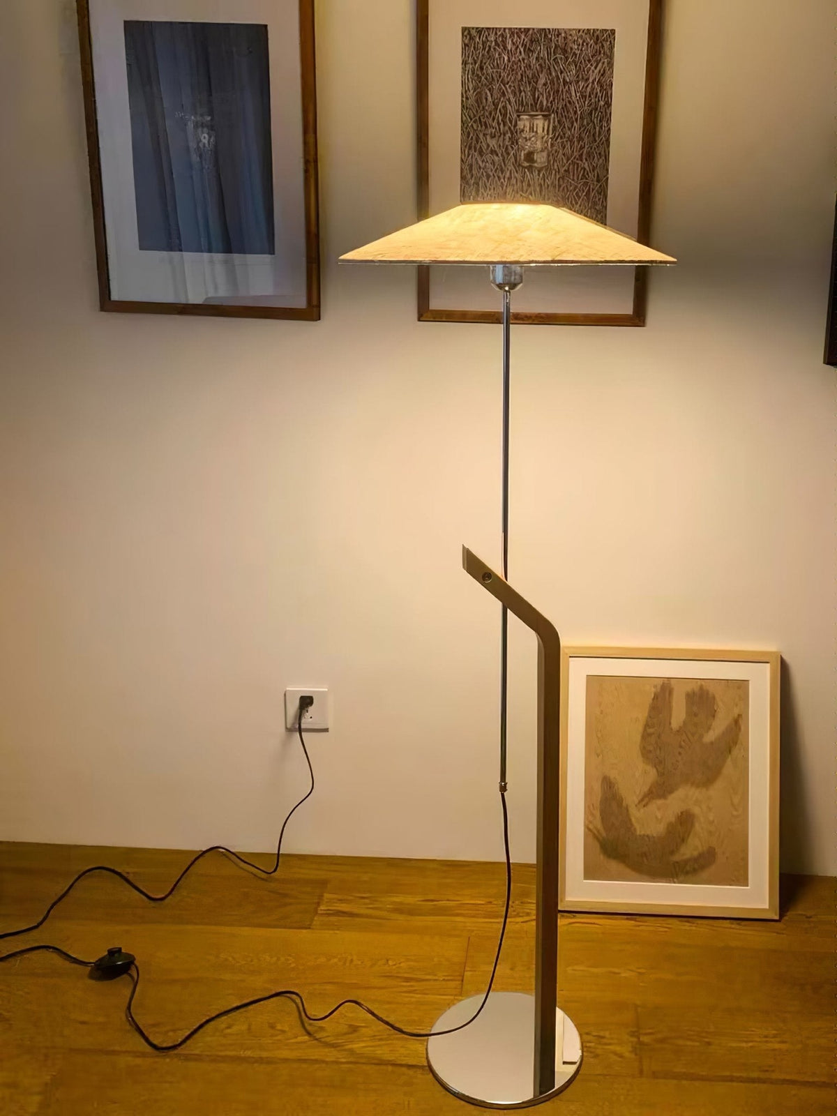 Lumorine Moderne vloerlamp met parapluhoofd in walnootkleur