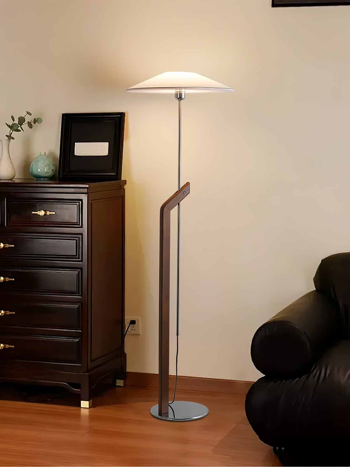 Lumorine Moderne vloerlamp met parapluhoofd in walnootkleur