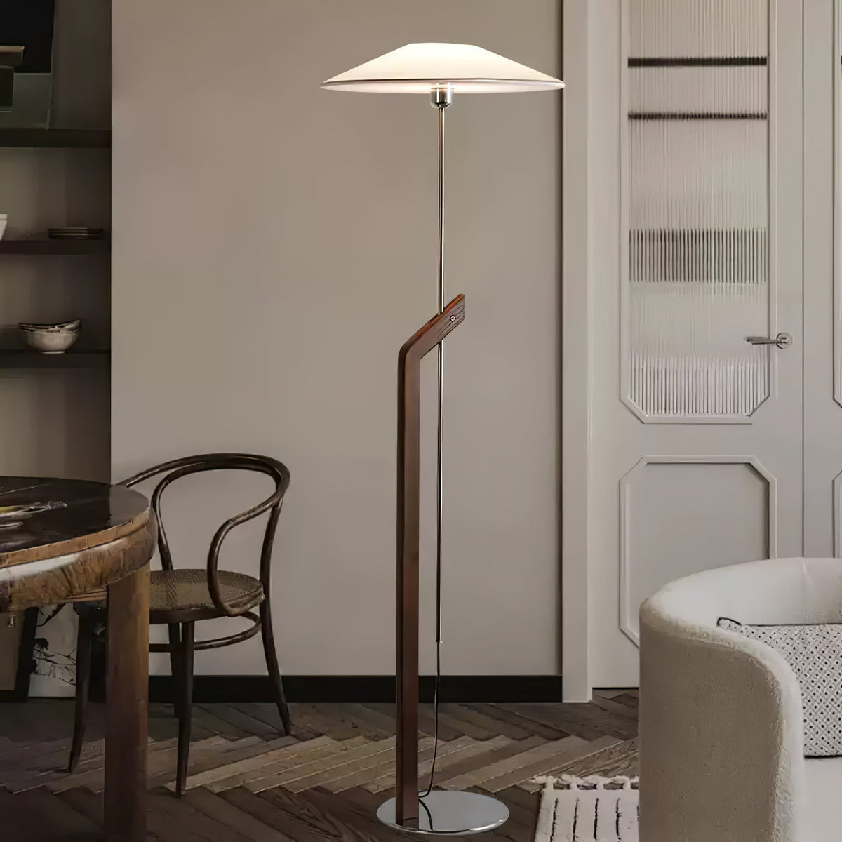 Lumorine Moderne vloerlamp met parapluhoofd in walnootkleur