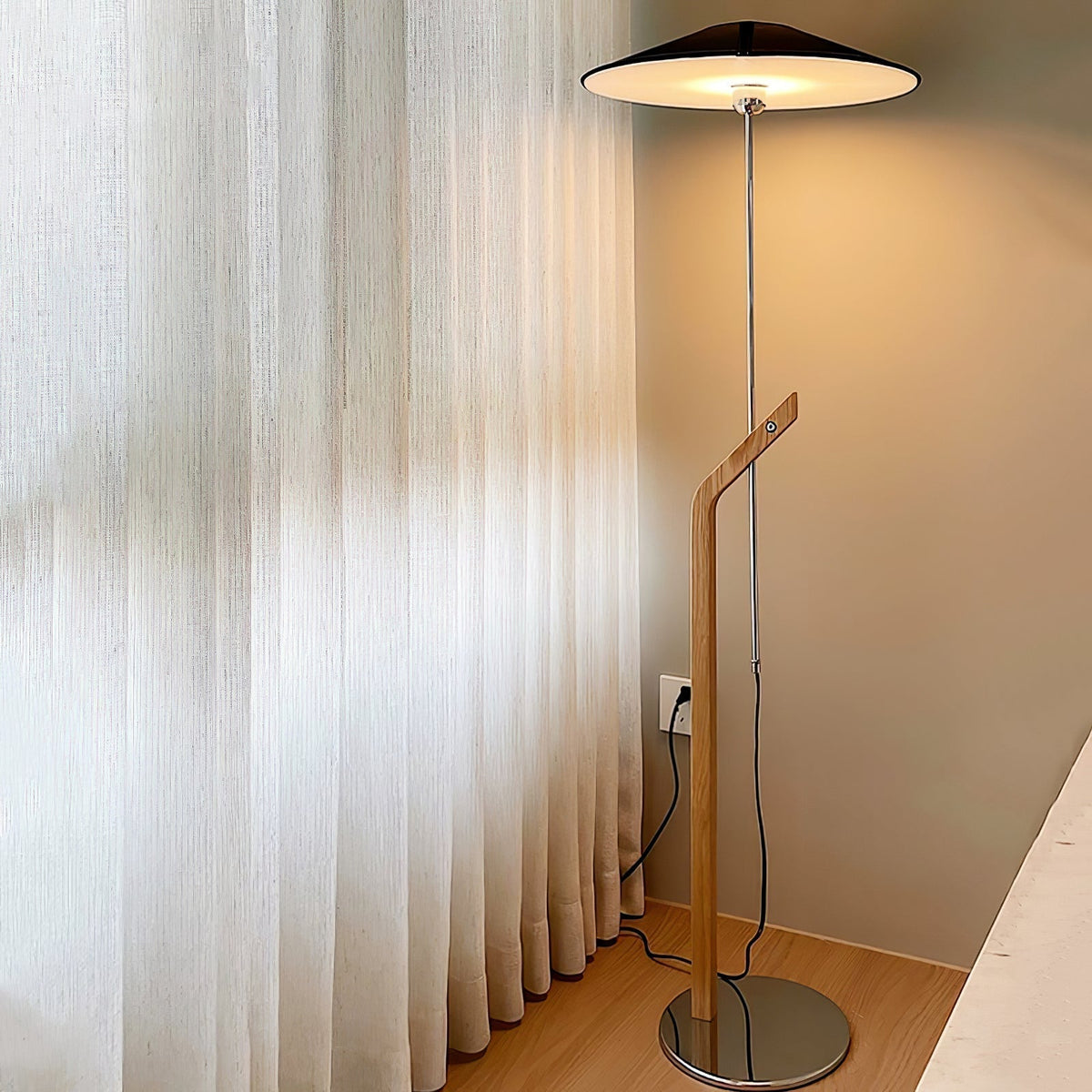 Lumorine Moderne vloerlamp met parapluhoofd in walnootkleur