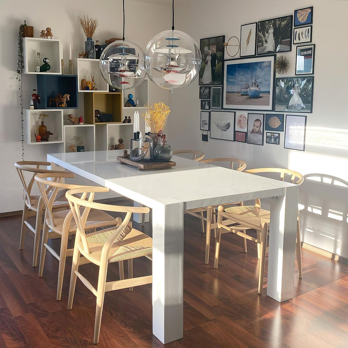 Moderne hanglamp met zwevende geometrische lagen, heldere bolvormige kap