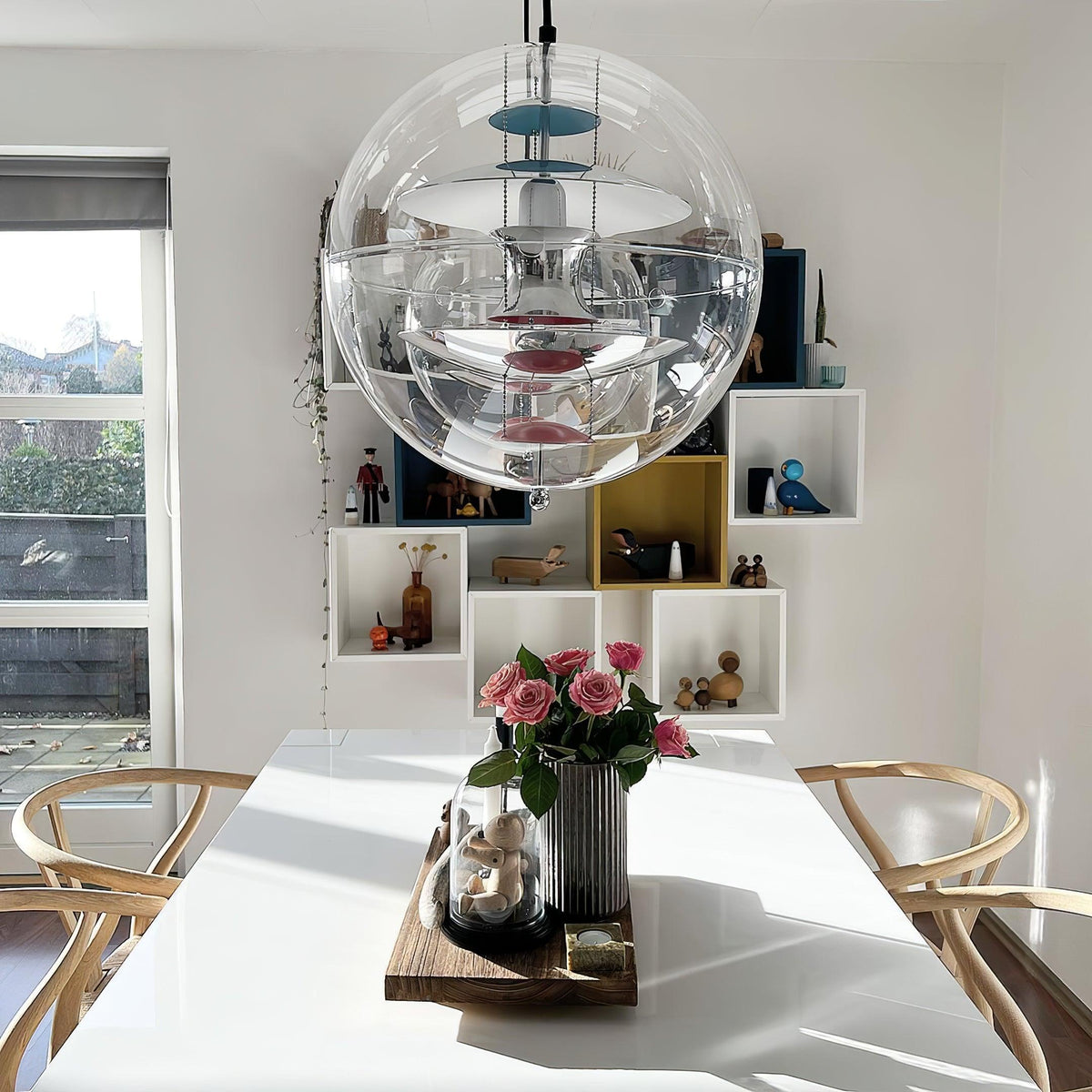 Moderne hanglamp met zwevende geometrische lagen, heldere bolvormige kap
