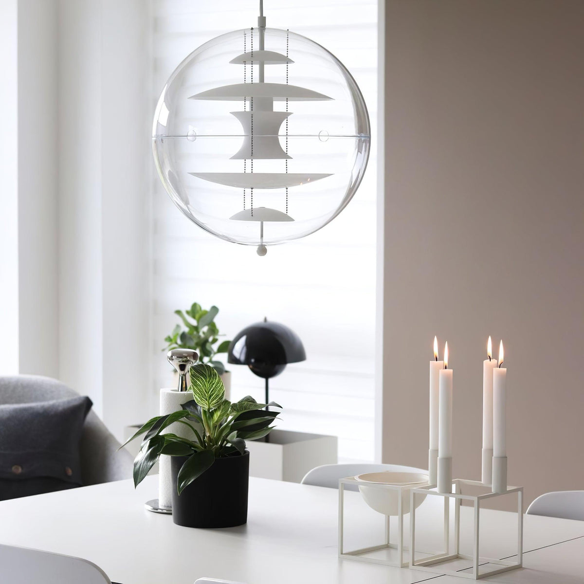 Moderne hanglamp met zwevende geometrische lagen, heldere bolvormige kap