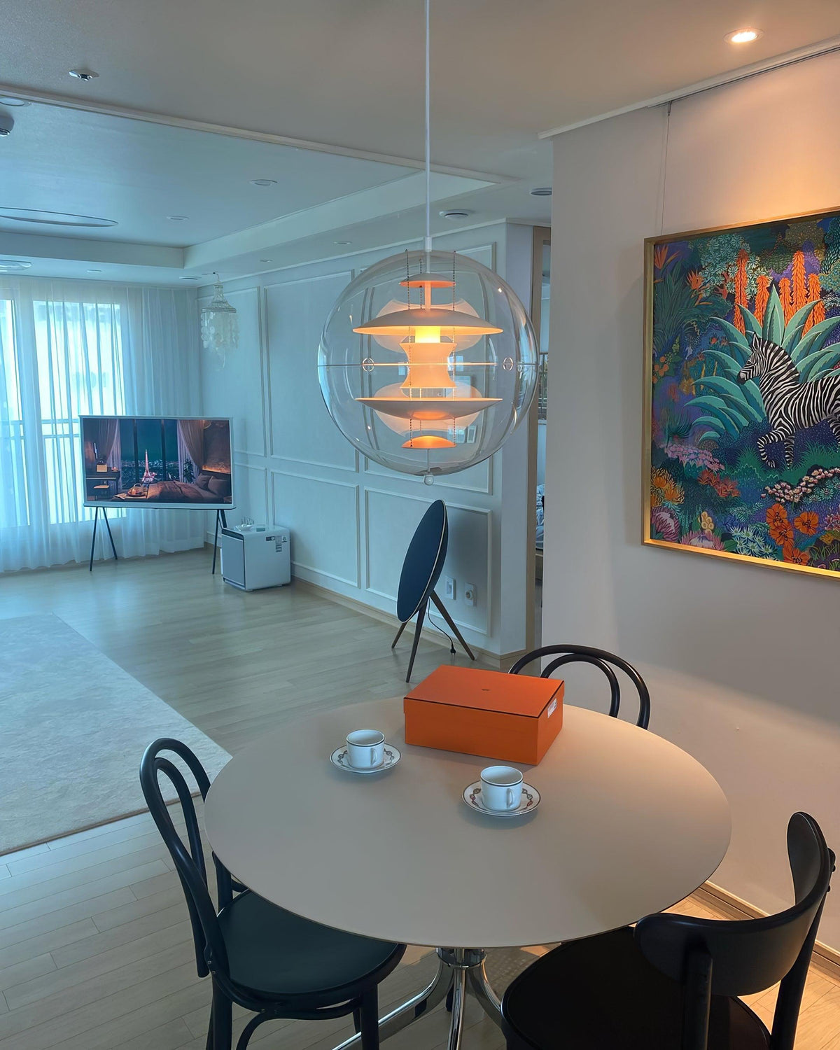 Moderne hanglamp met zwevende geometrische lagen, heldere bolvormige kap