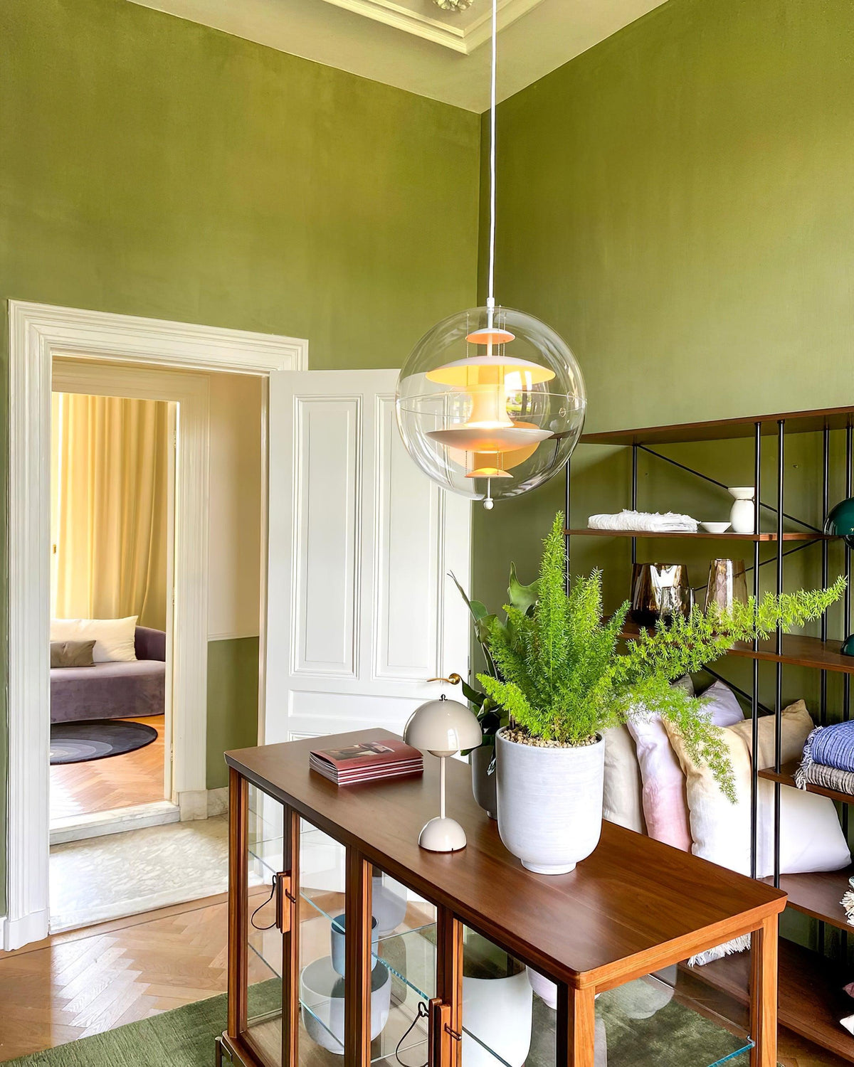 Moderne hanglamp met zwevende geometrische lagen, heldere bolvormige kap