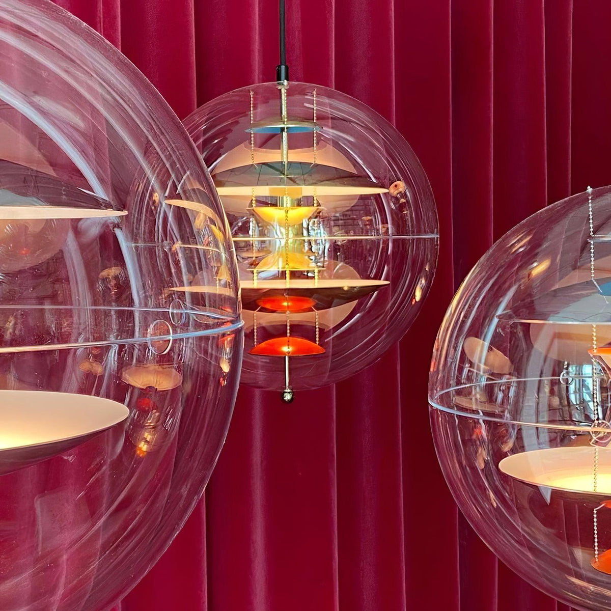 Moderne hanglamp met zwevende geometrische lagen, heldere bolvormige kap