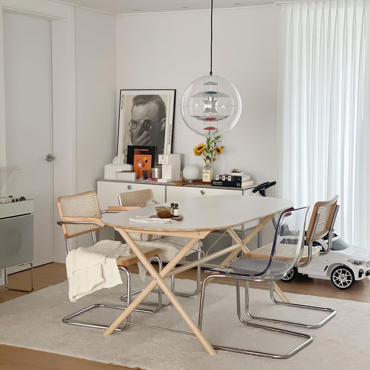 Moderne hanglamp met zwevende geometrische lagen, heldere bolvormige kap