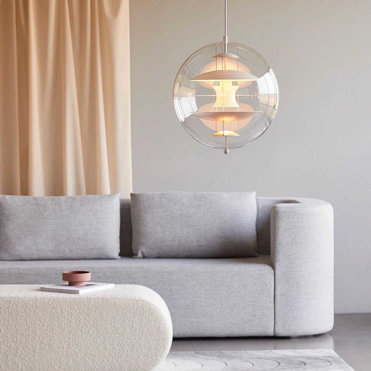 Moderne hanglamp met zwevende geometrische lagen, heldere bolvormige kap