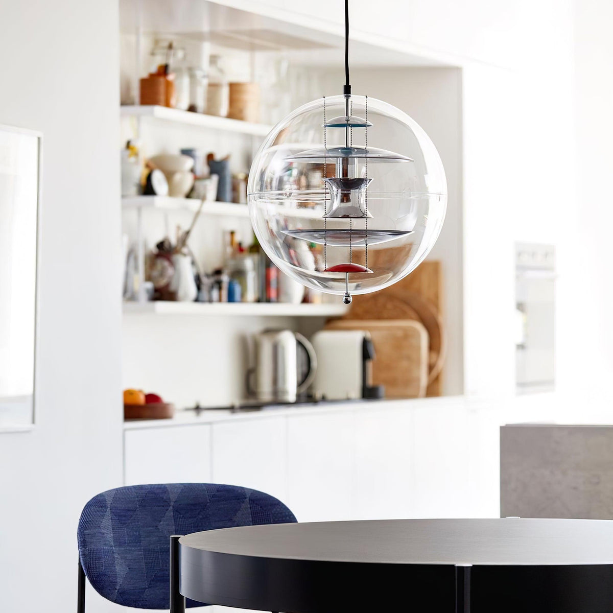 Moderne hanglamp met zwevende geometrische lagen, heldere bolvormige kap
