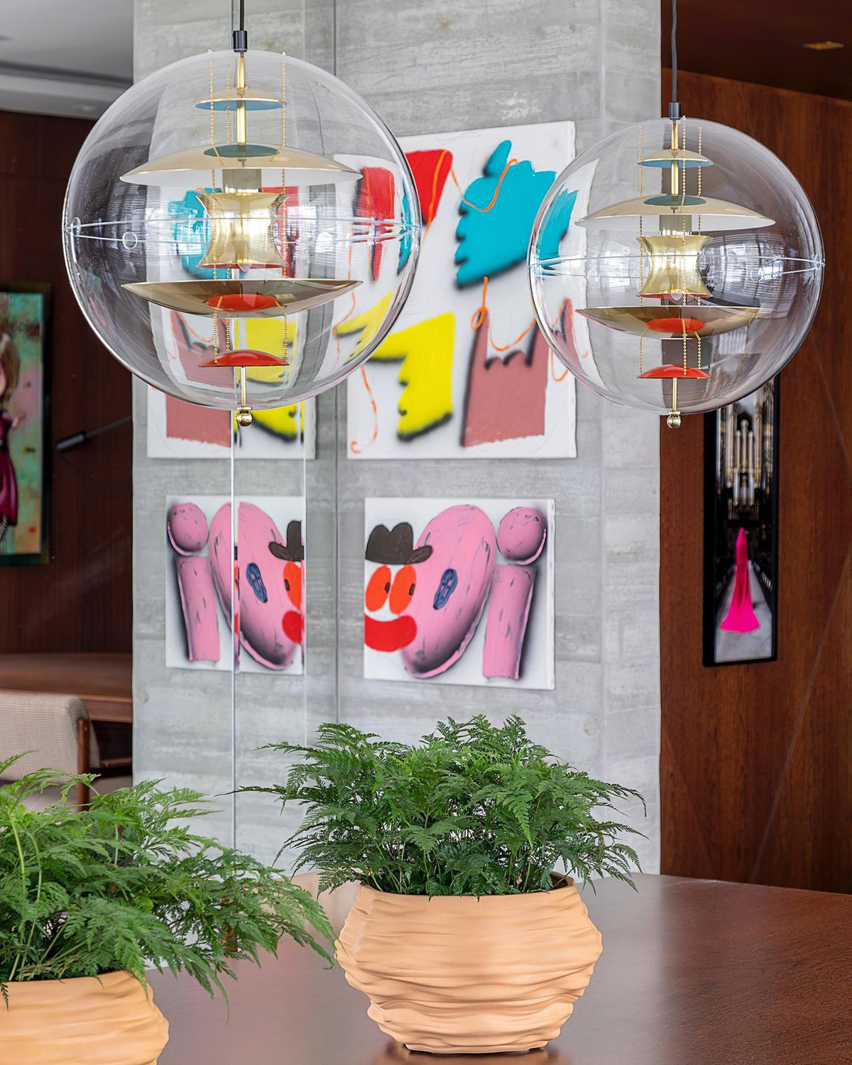 Moderne hanglamp met zwevende geometrische lagen, heldere bolvormige kap