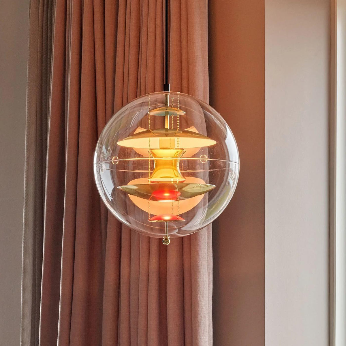 Moderne hanglamp met zwevende geometrische lagen, heldere bolvormige kap