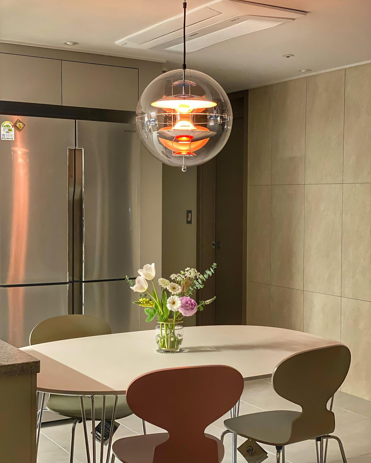 Moderne hanglamp met zwevende geometrische lagen, heldere bolvormige kap