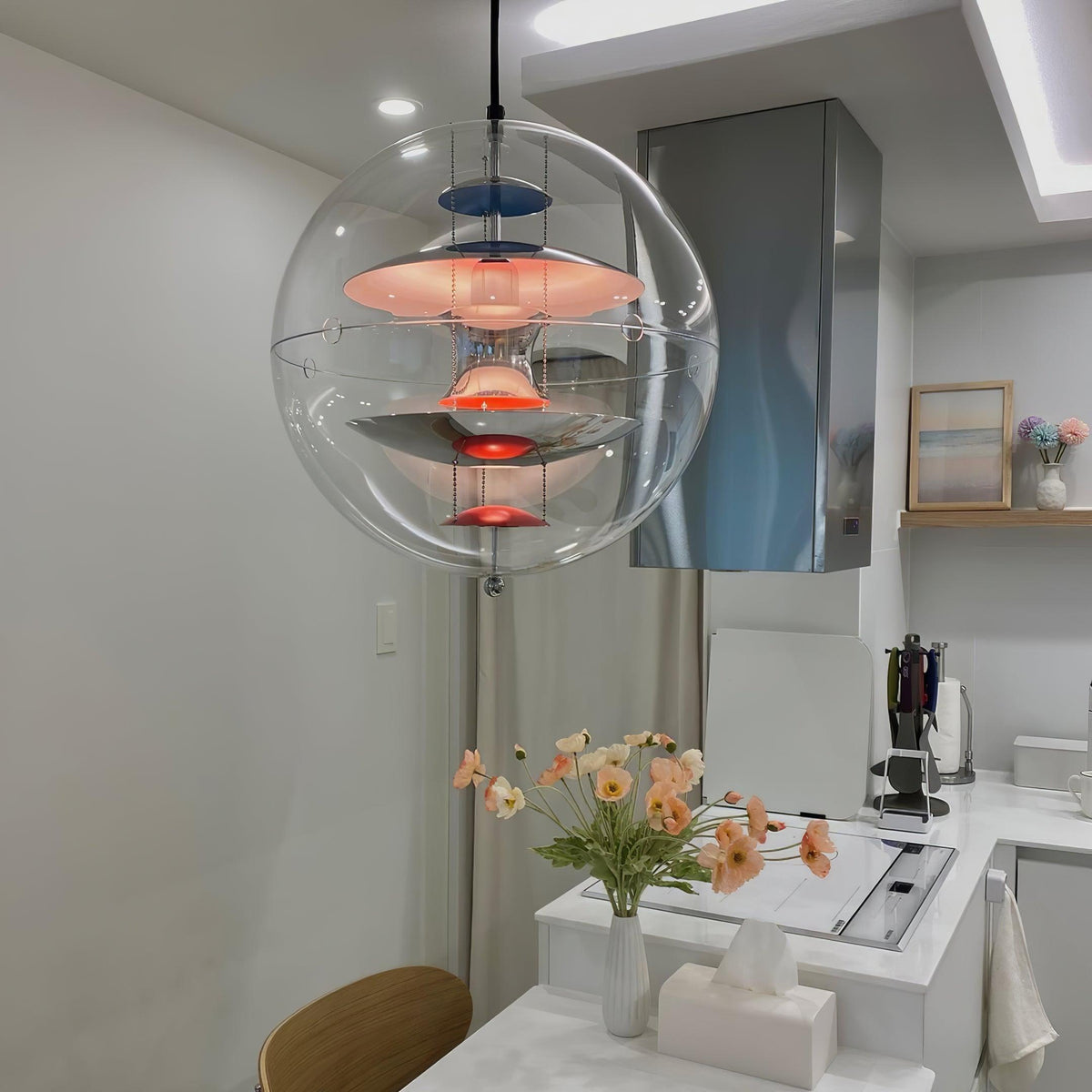 Moderne hanglamp met zwevende geometrische lagen, heldere bolvormige kap