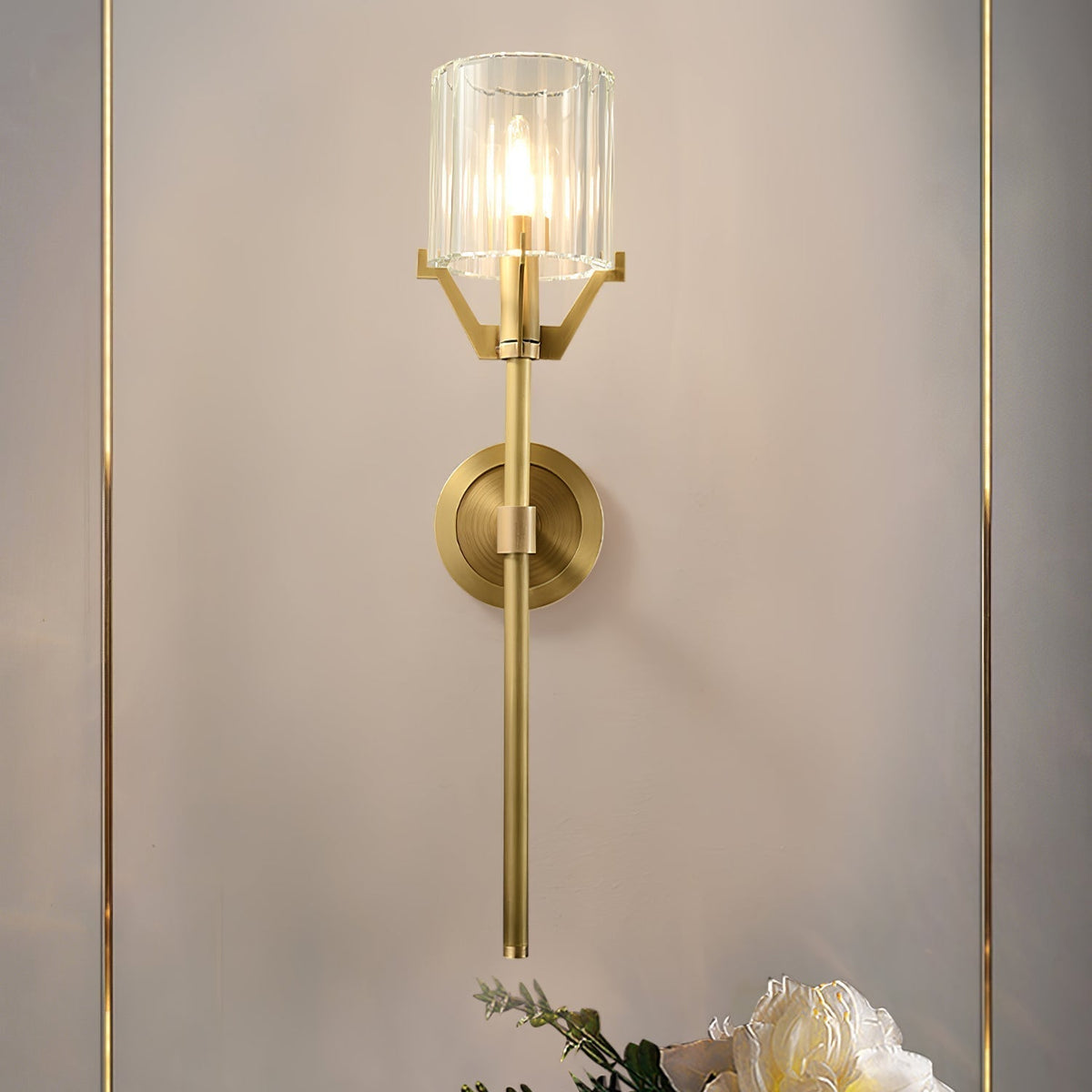 Lostor luxe wandlamp met afwerking en transparante kap