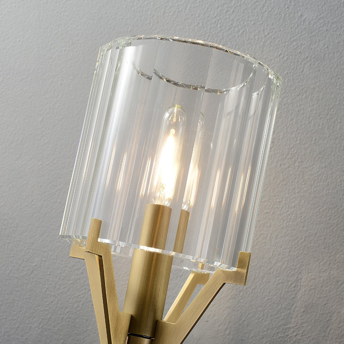 Lostor luxe wandlamp met afwerking en transparante kap