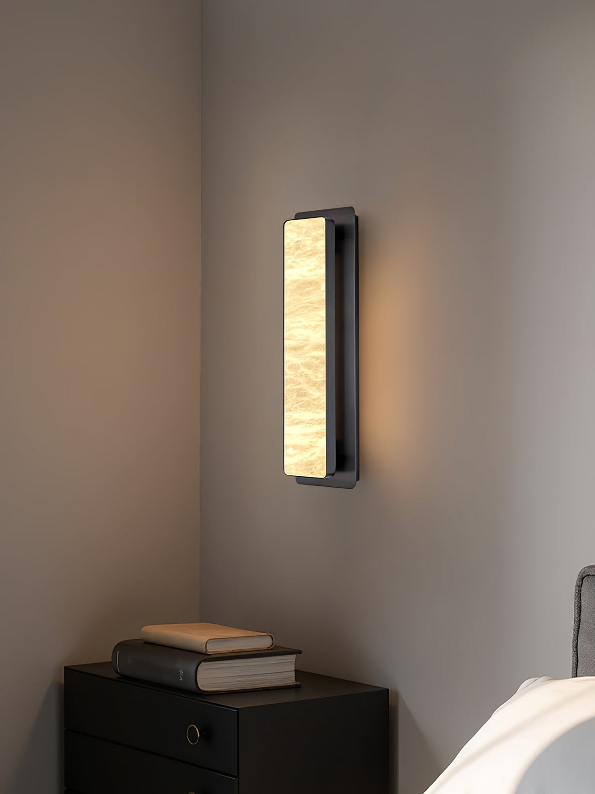 Karix Linear albasten wandlamp met goudkleurige afwerking