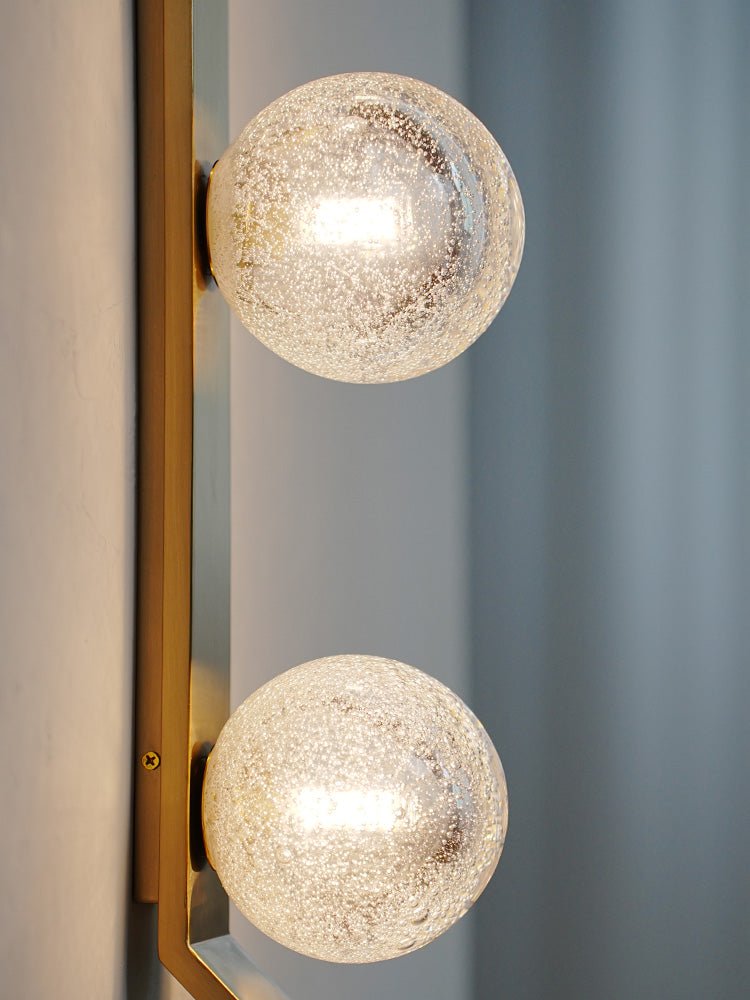 Teriivelle verticale wandlamp met goudkleurige afwerking en heldere kap