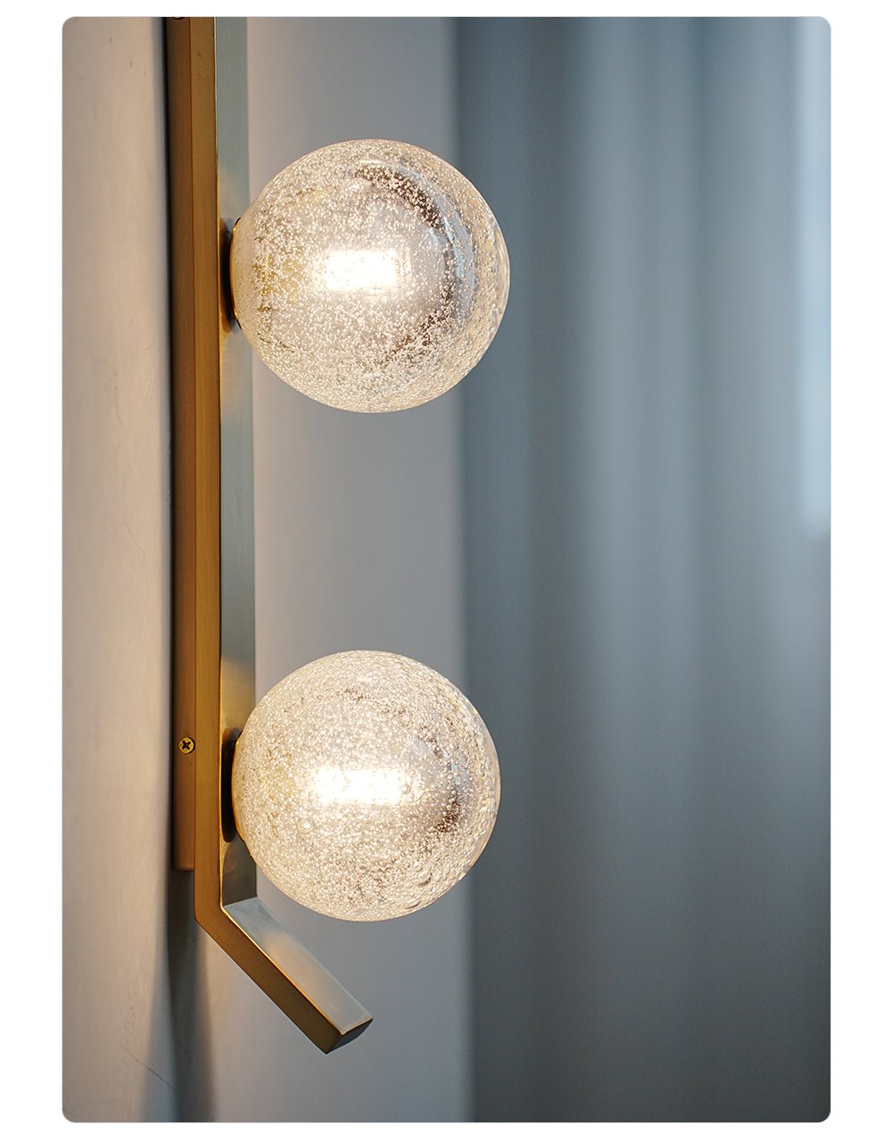 Teriivelle verticale wandlamp met goudkleurige afwerking en heldere kap