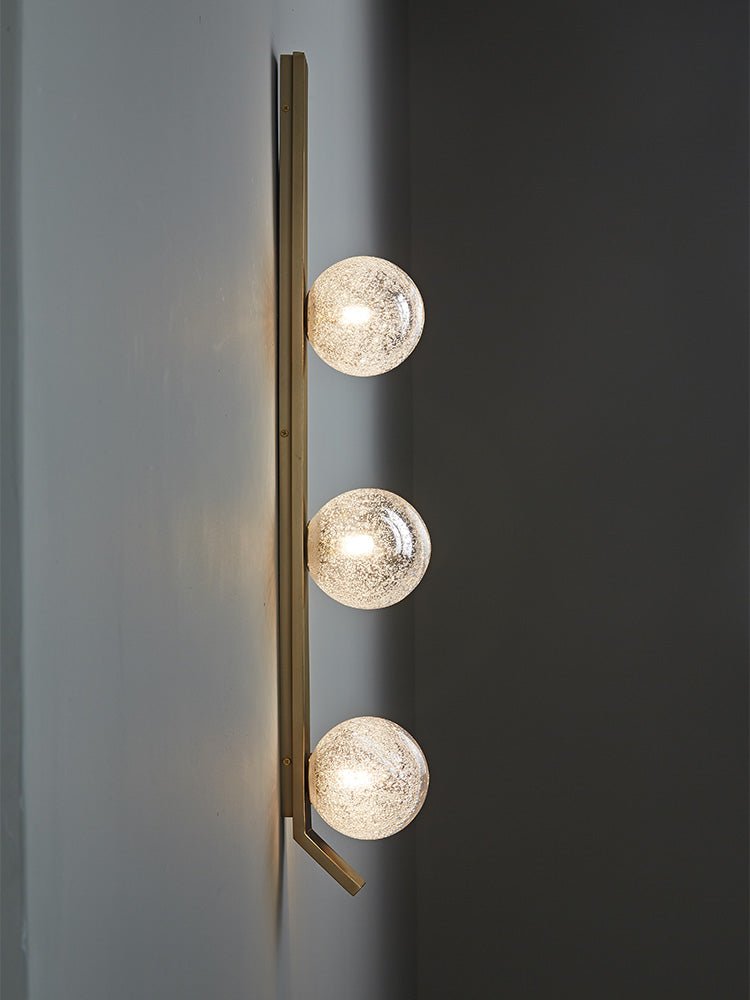 Teriivelle verticale wandlamp met goudkleurige afwerking en heldere kap
