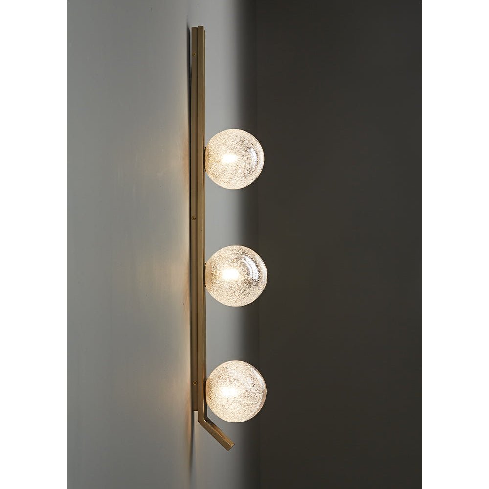 Teriivelle verticale wandlamp met goudkleurige afwerking en heldere kap