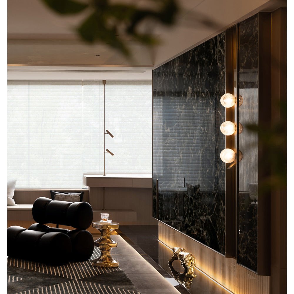 Teriivelle verticale wandlamp met goudkleurige afwerking en heldere kap