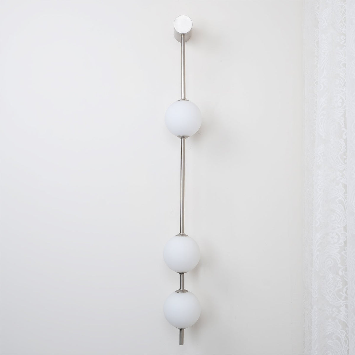 Soloiella wandlamp met verticale bollen van messing