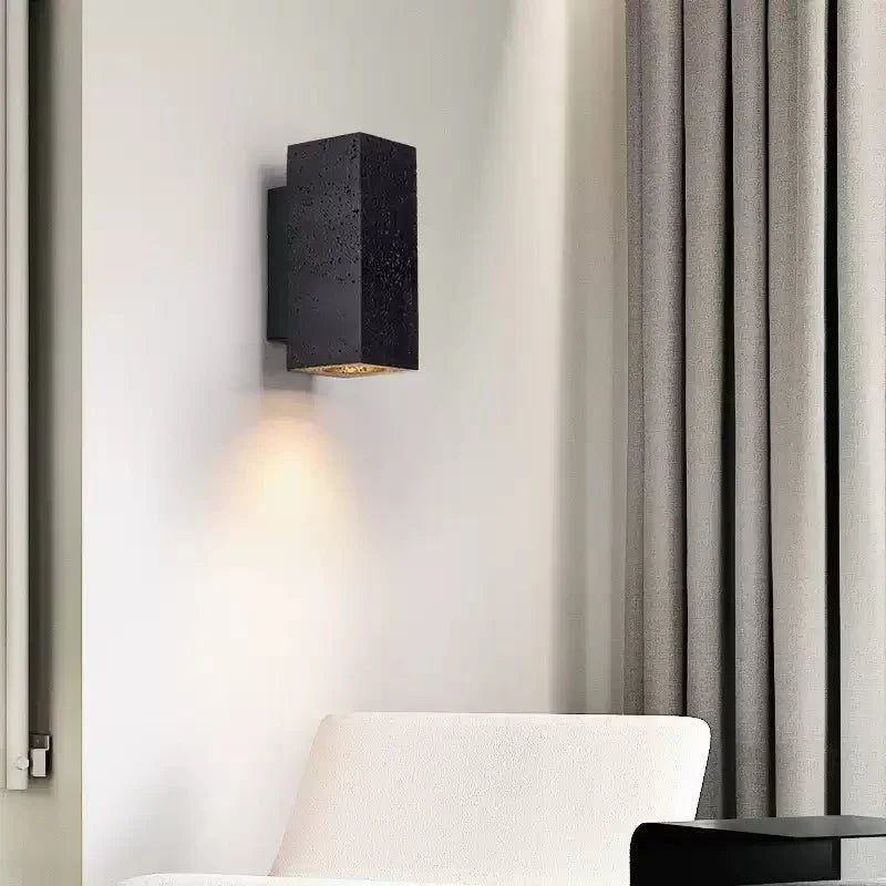 Ewan kubusvormige wandlamp in zwart travertin