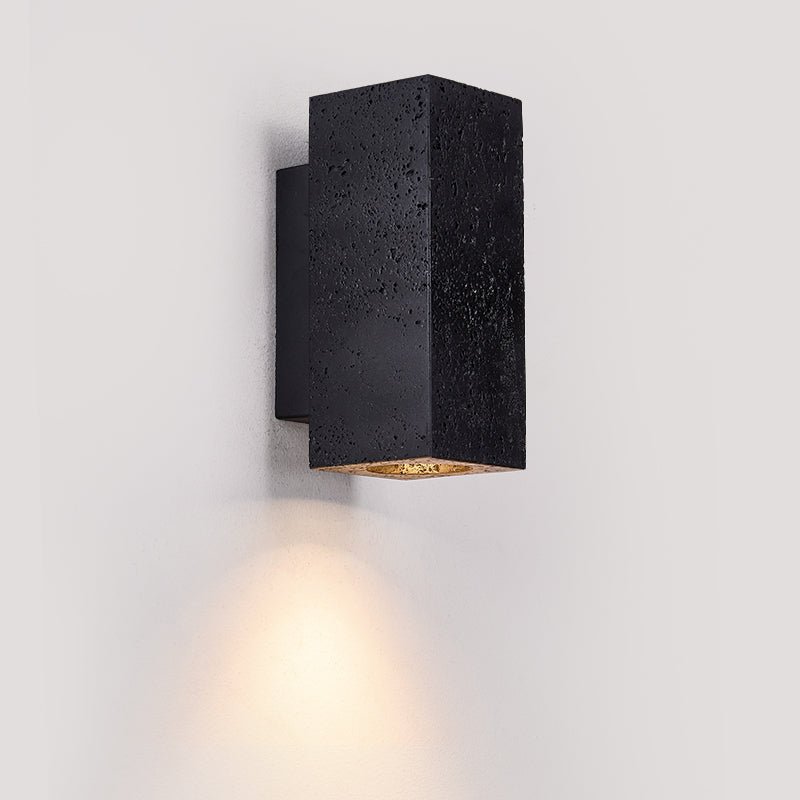 Ewan kubusvormige wandlamp in zwart travertin