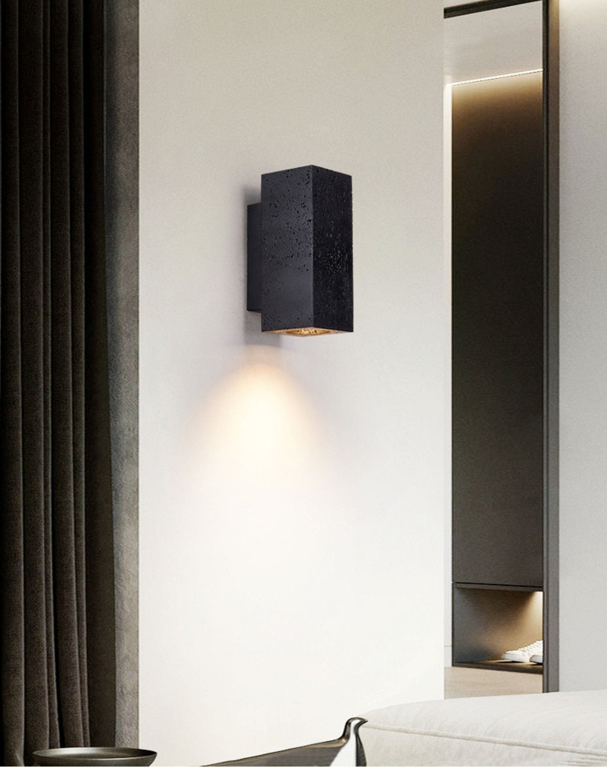 Ewan kubusvormige wandlamp in zwart travertin