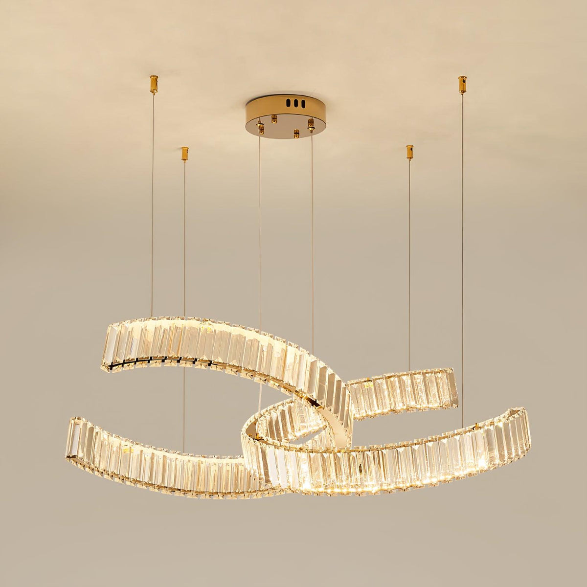 Calo kroonluchter met draaiend kristal en goudkleurig frame